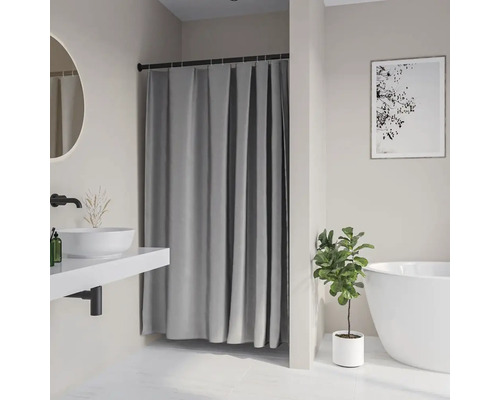 Moderne badkamer met grijs douchegordijn, wastafel, spiegel en bad