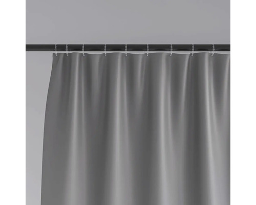 Grijs douchegordijn aan een douchestang met ringen
