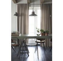 Eetkamer met tafel, stoelen, gordijnen en hanglampen.