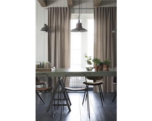 Eetkamer met tafel, stoelen, gordijnen en hanglampen.