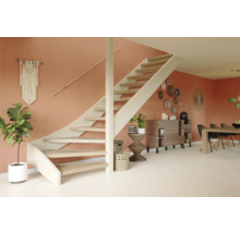 Woonkamer met trap, dressoir, eettafel en decoraties