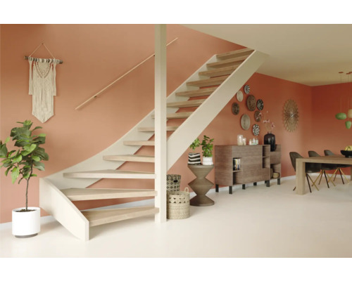 Woonkamer met trap, dressoir, eettafel en decoraties