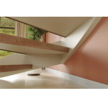 Detailopname van een trap met houten treden en muur