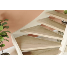 Trap met houten treden en witte trapleuning