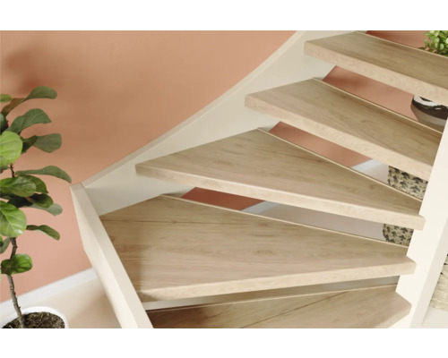 Trap met houten treden en witte trapleuning