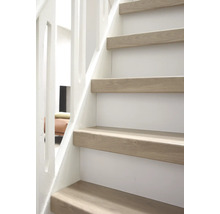 Trap met houten treden en witte leuning