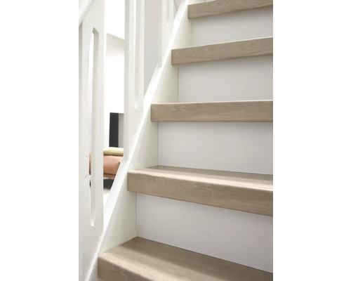 Trap met houten treden en witte leuning