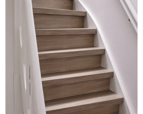 Trap met houten treden en witte leuning