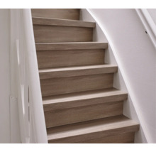 Trap met houten treden en witte leuning