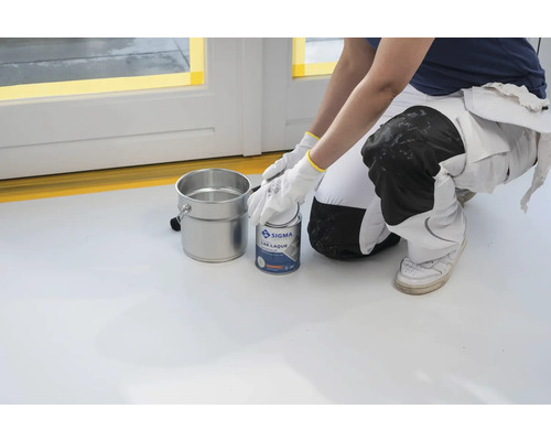 Lakblik, verfemmer en vakman bij renovatiewerkzaamheden