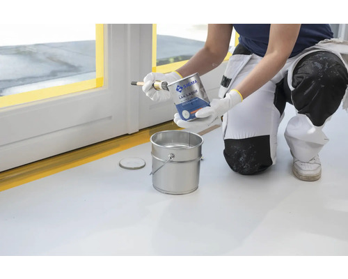 Lakwerkzaamheden met verfblik, kwast en metalen emmer