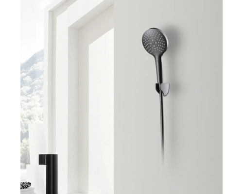 Donkere handdouche met douchehouder aan een wand in de badkamer.