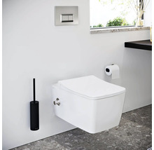 Moderne badkamer met hangend toilet, bedieningspaneel, toiletpapierhouder en toiletborstel.