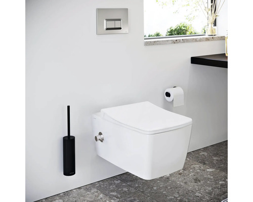 Moderne badkamer met hangend toilet, bedieningspaneel, toiletpapierhouder en toiletborstel.
