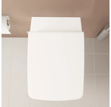 Bovenaanzicht van een toilet met gesloten deksel, toiletpapier en houder