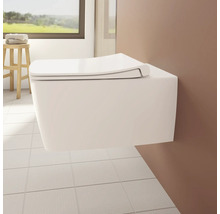 Wandhangend toilet met toiletdeksel in een lichte badkamer