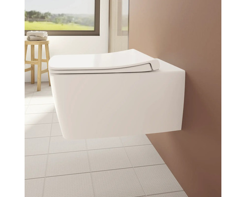 Wandhangend toilet met toiletdeksel in een lichte badkamer