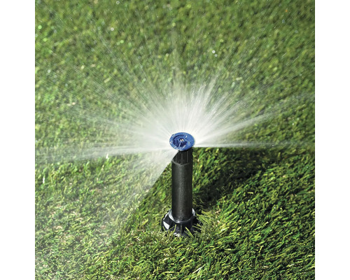 Pop-up sproeier die een gazon besproeit.