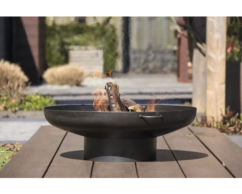 Vuurschaal met brandend hout buiten