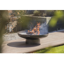 Vuurplaats met brandend hout op een terras