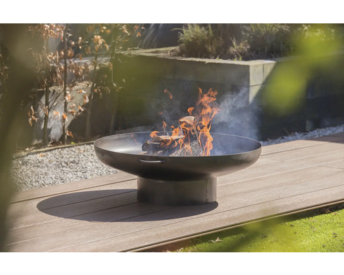 Vuurplaats met brandend hout op een terras