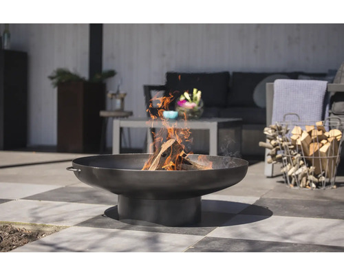 Vuurschaal met hout in de buitenruimte