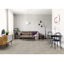 Woonkamer met houtlook vloer, bank en eettafel