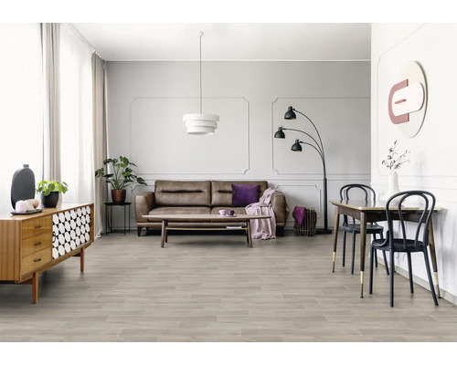 Woonkamer met houtlook vloer, bank en eettafel