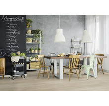 Lichte keuken met eettafel, stoelen, rek en schoolbord voor boodschappenlijstje.