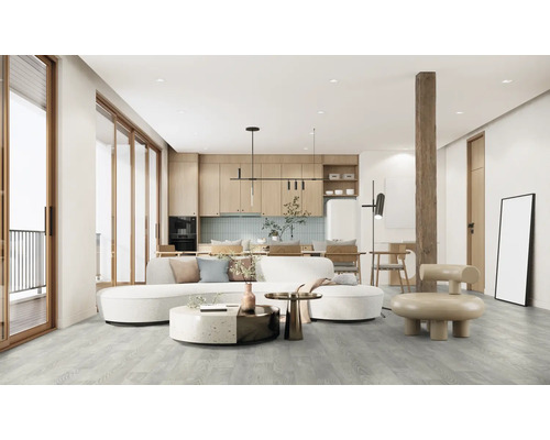 Lichte, open woonkamer met bank, eethoek en houten vloer.