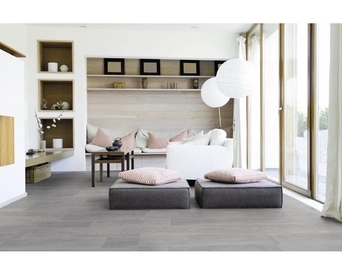 Lichte woonkamer met grijze houten vloer, zitkubussen en groot raam