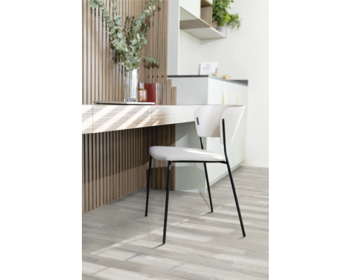 Scene met een bureau en een stoel met metalen poten