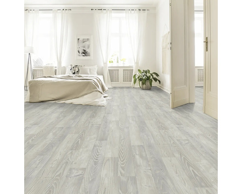 Lichte slaapkamer met houten vloer, bed en witte gordijnen