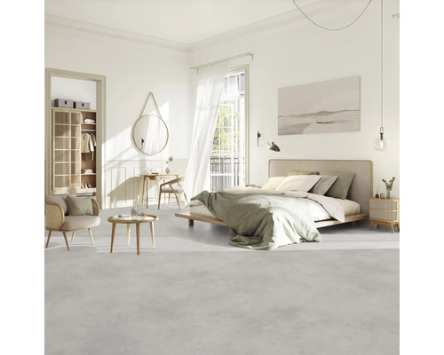 Lichte slaapkamer met bed, kledingkast, tafel en stoel
