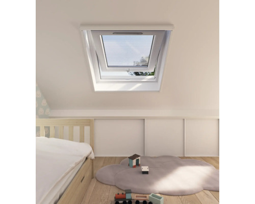 Dakvenster met insectenhor in een lichte kinderkamer