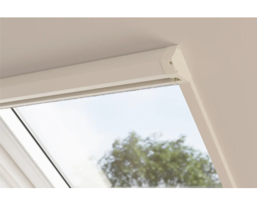 Close-up van een dakraam met uitzicht naar buiten