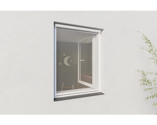 Geopend raam met uitzicht op een kinderkamer