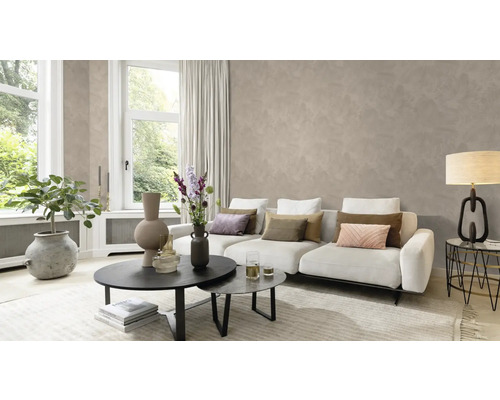 Woonkamer met bank, salontafel en decoratie in een helder en vriendelijk ontwerp.