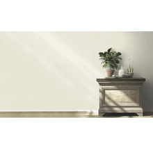Decoratieve compositie met planten op een dressoir