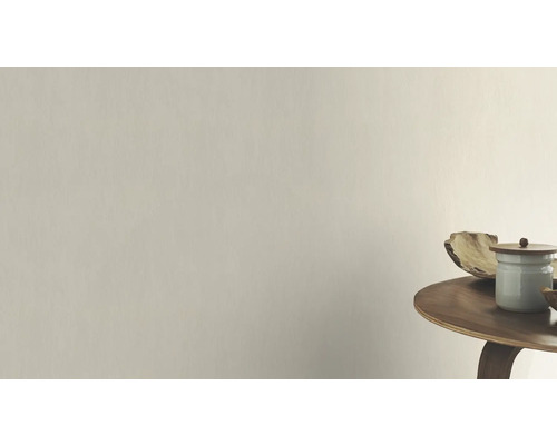 Wanddecoratie met verf naast een klein tafeltje met decoratie