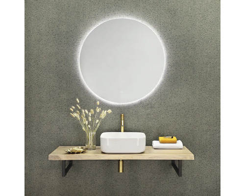 Badkamer met ronde spiegel, opzetwastafel en houten plank