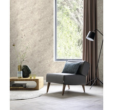 Woonkamer met patroonbehang, fauteuil, raam en decoratie