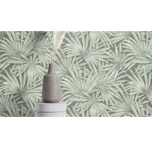 Woonkamer met een behang met palmmotief en een vaas