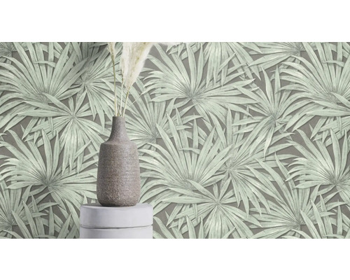 Woonkamer met een behang met palmmotief en een vaas