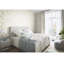 Lichte slaapkamer met patroonbehang, bed en nachtkastje