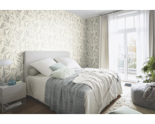 Lichte slaapkamer met patroonbehang, bed en nachtkastje