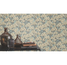 Behang met bloemmotief en decoraties op een tafel