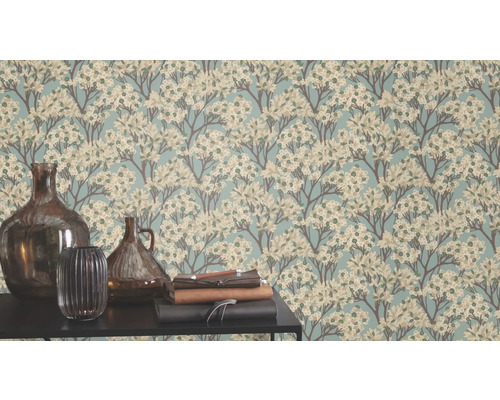 Behang met bloemmotief en decoraties op een tafel