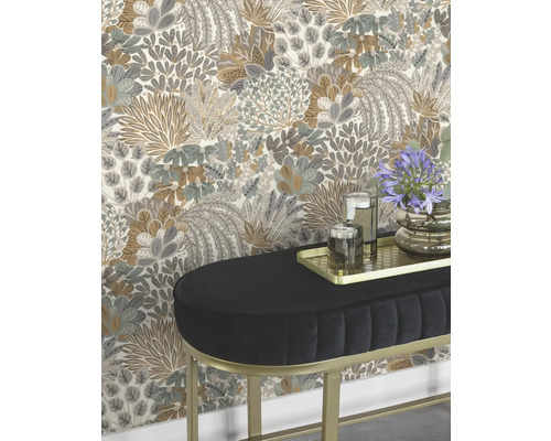 Decoratieve muur met bloemenbehang en gestoffeerde bank