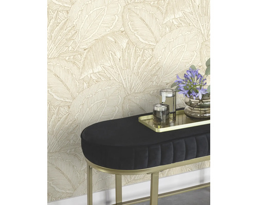 Scene met patroonbehang, een zwarte bank en decoratieve elementen